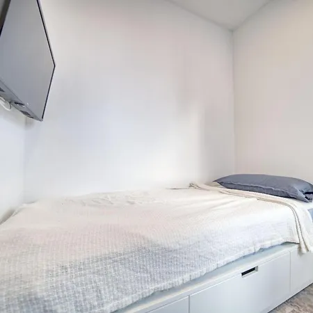 - Haus F, App 0f1402 Apartment *