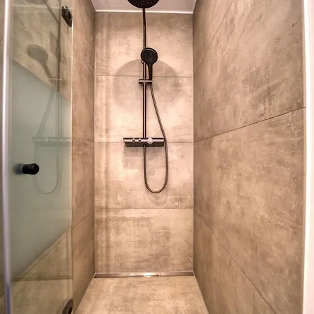 - Haus F, App 0f1402